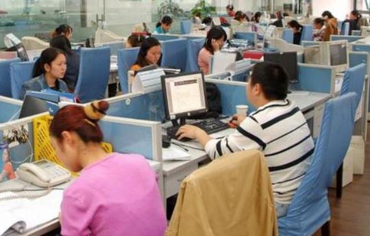 女大学生拍短视频月入70万，边学习边赚钱，评论区却吐槽不断