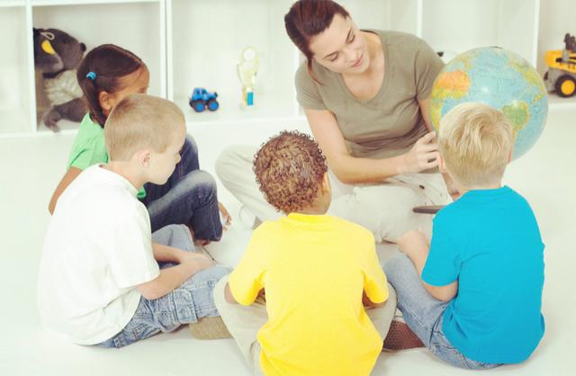 小孩被欺负是应该打回去还是告老师 小孩被欺负是应该打回去还是告老师