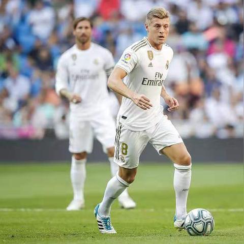 足球中场球员穿多少号