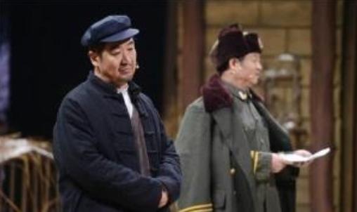 28岁因“三德子”成名，踩木板与小15岁模特妻子合照，后创业养鸡