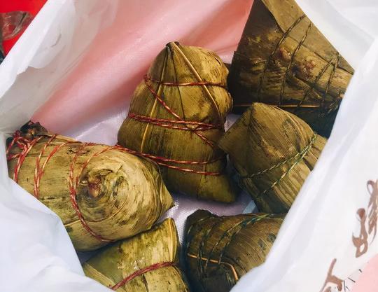 上海藏在弄堂的老店：阿姨坚持卖粽子20年，顾客早上6点就来排队
