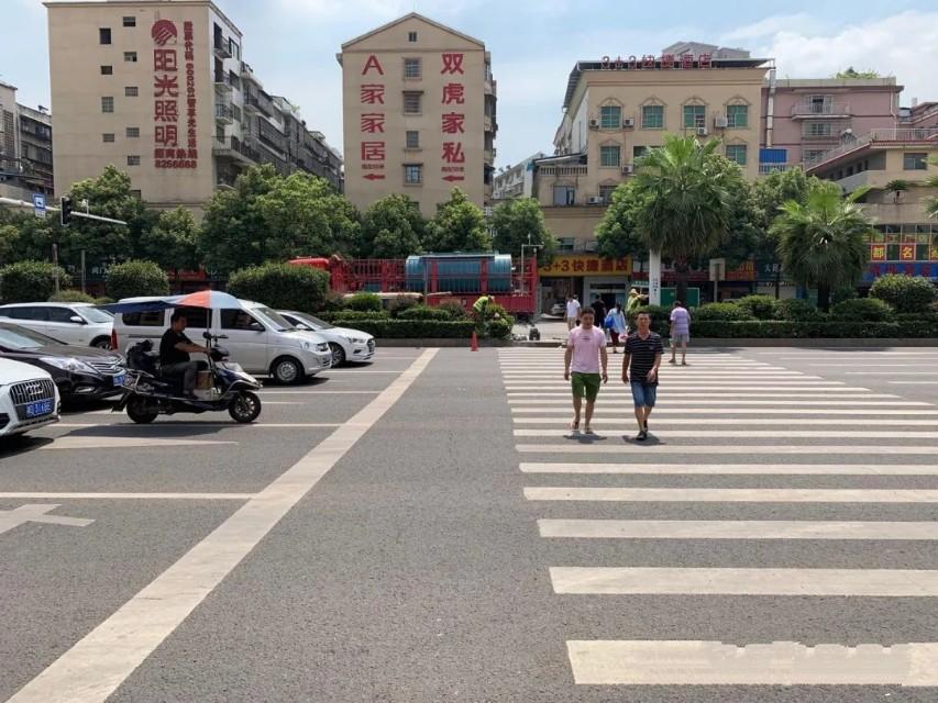 人行道红绿灯图片人走人行道看哪个灯