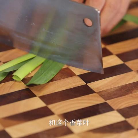 兰州餐馆为什么每个桌子上放一个大蒜？
