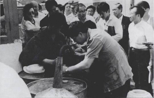 还记得80年代“水变油”骗局吗？很多官员、教授都上当受骗