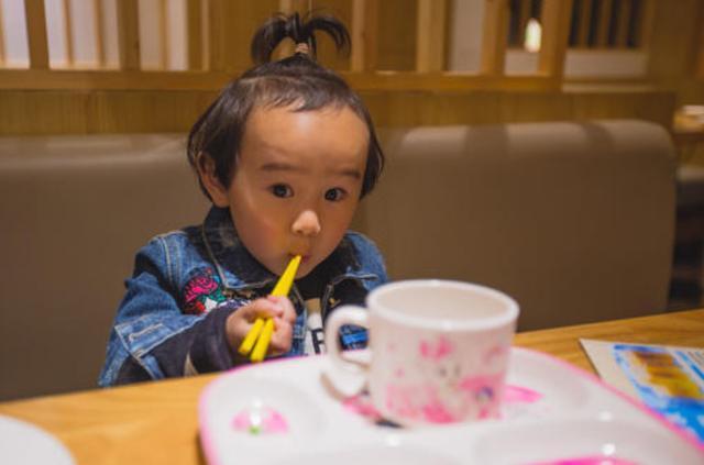 孩子什么时候可以教他吃饭