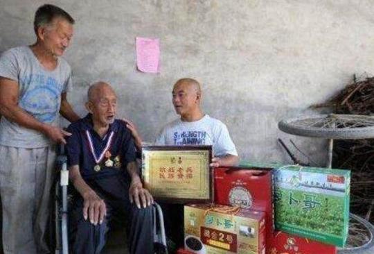 97岁拾荒老人积蓄被偷，警察知道老人的身世后，领导急忙探望