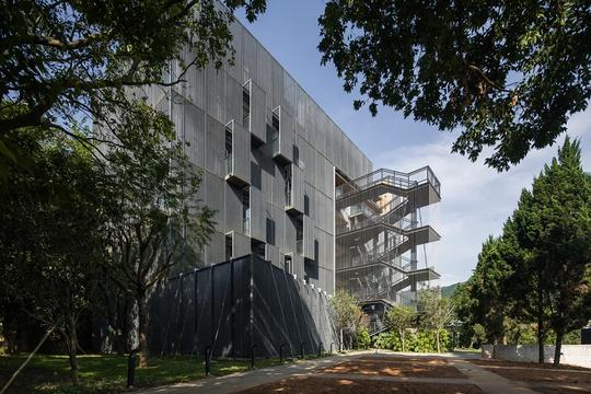 深圳明德学院，450米生态长廊串联数个建筑和广场