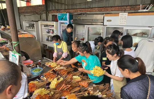 成都崇州“扛把子”烧烤，1元1串的牛肉，生意太火爆，排队3小时
