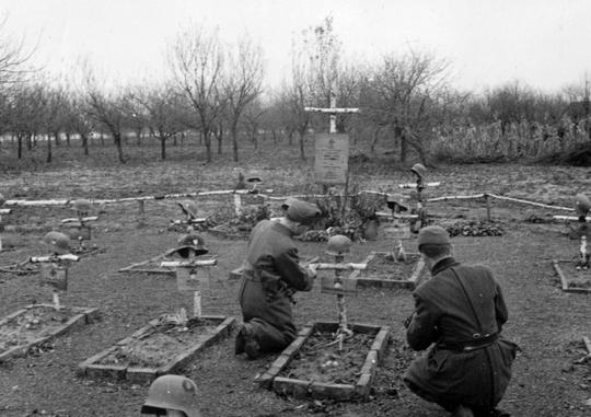 用23张历史照片证明二战残酷：战争现场横尸遍野，孩童饿死