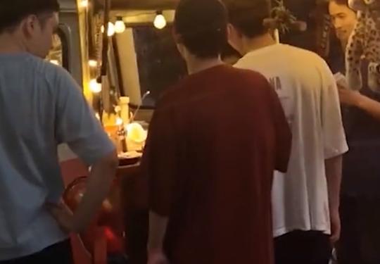 成都95后女孩货车摆摊卖咖啡做副业月收过万，网友：这就去搞车