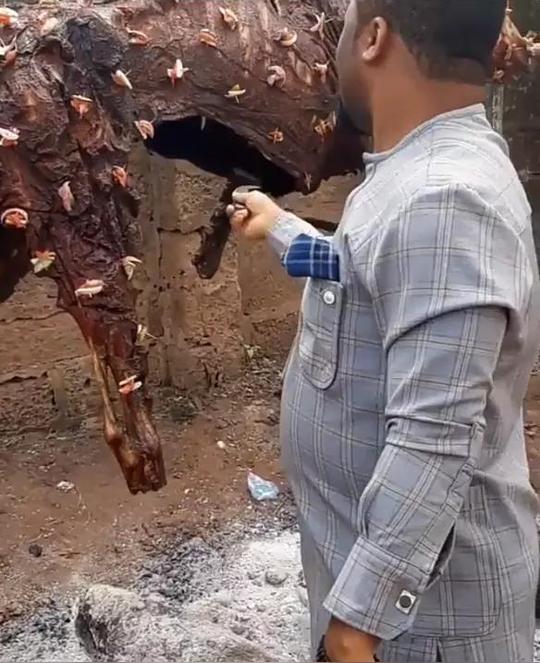 非洲土豪烤全牛，这在当地得是马云这个级别才吃得起