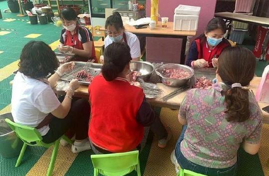 「小强快评」为“幼儿园卖烧烤”点赞的同时，也应给予更多关注扶持