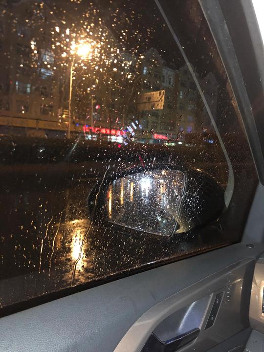 雨夜车内遐想