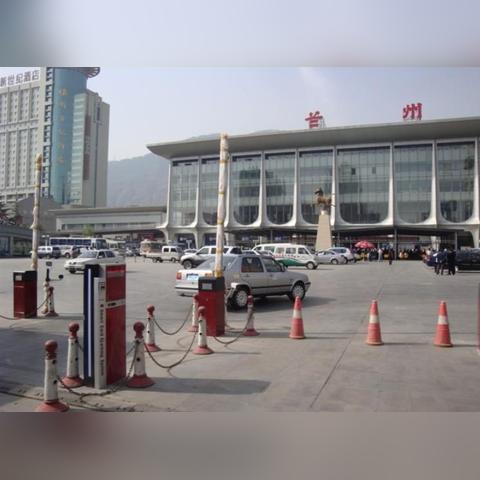 请问兰州火车站站名是由谁题写的？谢谢？