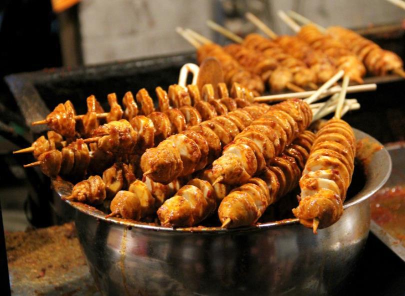 夜市做什么美食赚钱（卖什么小吃最赚钱）