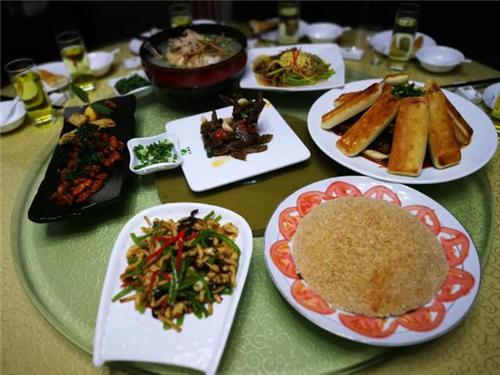 洛阳太康路口什么美食（但是里面的瓜子全是白色的）