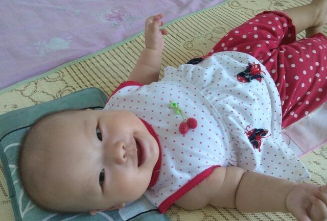宝宝多大可以做抬头训练　宝宝抬头训练要注意什么