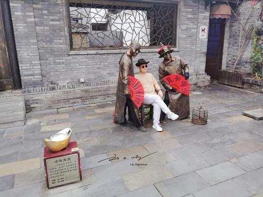 成都宽窄巷子最赚钱的街头艺人，几分钟赚几百块，游客：太辛苦