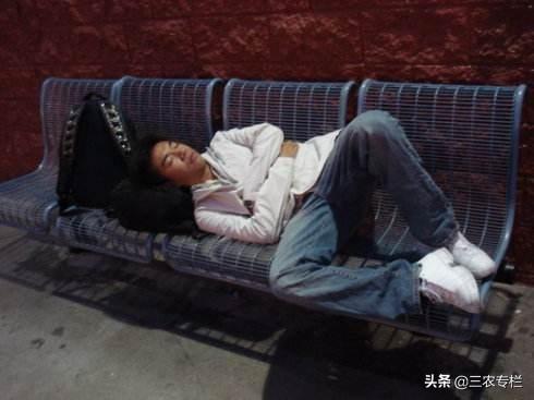 抱孩子和多躺躺的孩子哪个更健康