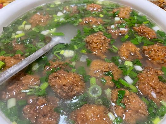 临颍美食：颍松路上这家繁城丸子汤，做法简单粗暴，食后满齿生香