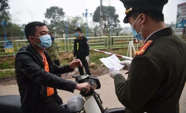出现新型肺炎症状该居家隔离还是马上就医