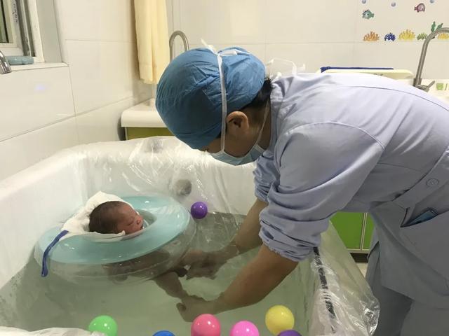 婴儿游泳好处多