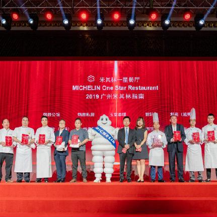 请问肯德基与麦当劳在中国店铺总数以及北京、上海、广州、深圳的店铺总数是多少？