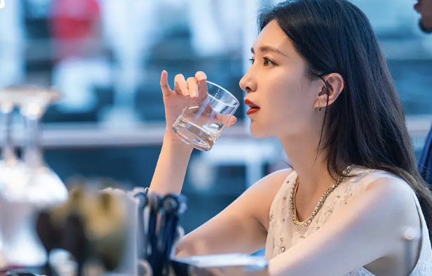 三十而已王漫妮被谁陷害了