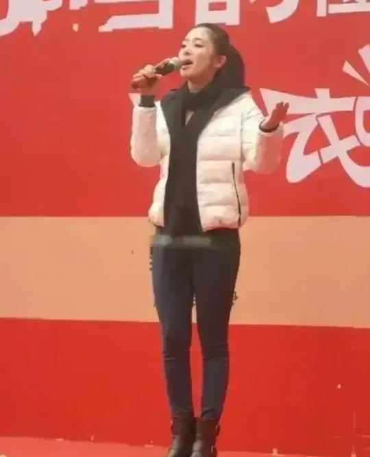 张含韵早年走穴路演照曝光，扎马尾超接地气，网友直呼认不出