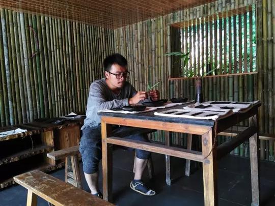 湖北男孩大学毕业，不顾家人反对回农村当铁匠，新零售实现创业梦