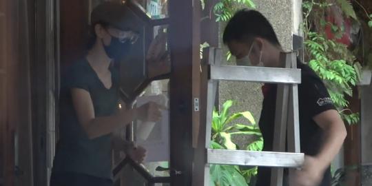 钟瑶坐镇咖啡厅，2周生意赔10万，女星邵昕亲自外送被认出