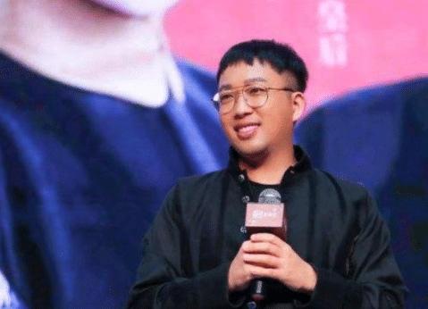 因前女友勒索上热搜，现在又曝光经纪公司内幕，这人总是充满争议