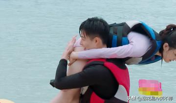 海边涨潮被海水美女冲走搞笑gif动图