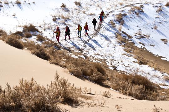 甘肃张掖一场小雪后美了沙漠乐了游人
