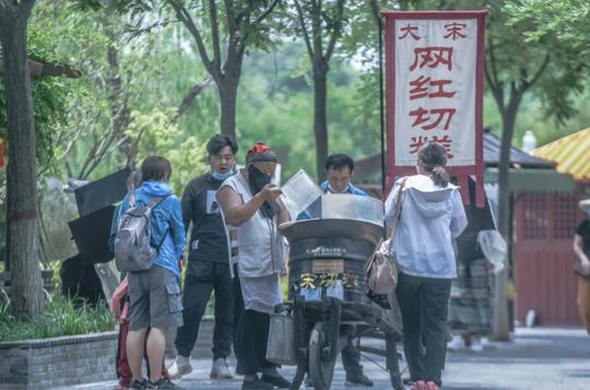 3000万人摆地摊，你可知道「地摊经济」背后的创业学问？
