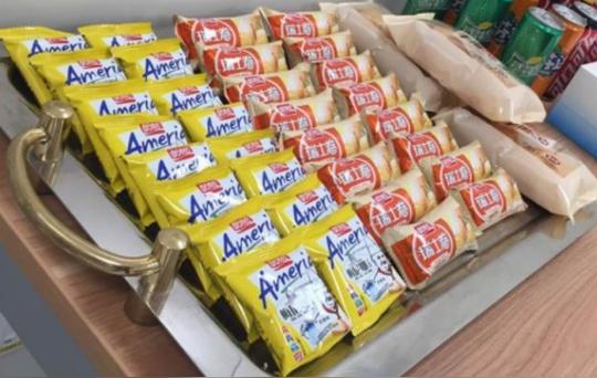 他靠卖面包年赚50亿，买158辆车送销售团队，成中国休闲食品之王