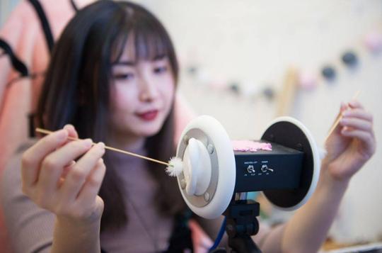 明码标价的“灰色行业”，从业者多是女性，为吸引客户打起擦边球