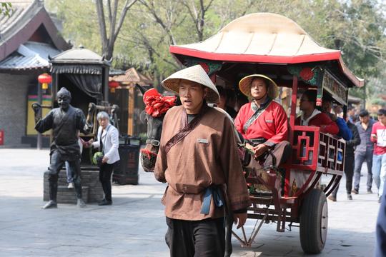 这些古镇，明明都是假的却异常火爆，游客说，真假有那么重要吗？