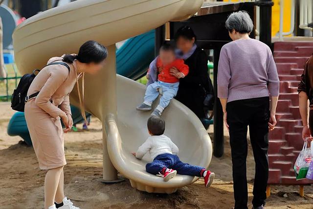 老人有义务帮子女带孩子么