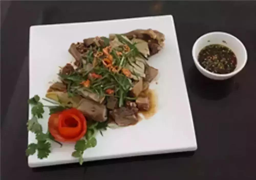 河口有什么好吃的美食（海边沙滩有竖起来的管是啥）