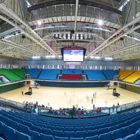 长沙体育馆可以容纳多少人？