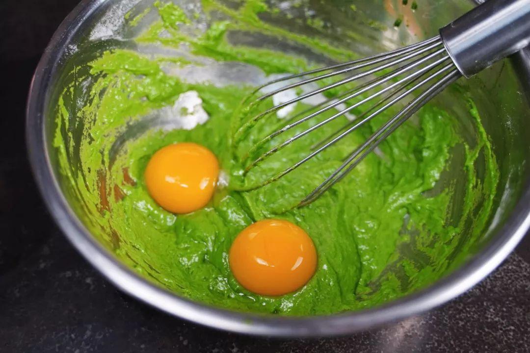 鸡蛋黄打成奶油状怎么做(蛋清中掺了一点蛋黄还能搅拌成奶油状了么)