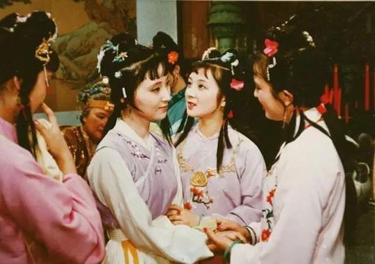 同是千里进贾府，为什么薛宝钗能从正门进，林黛玉只能走偏门？