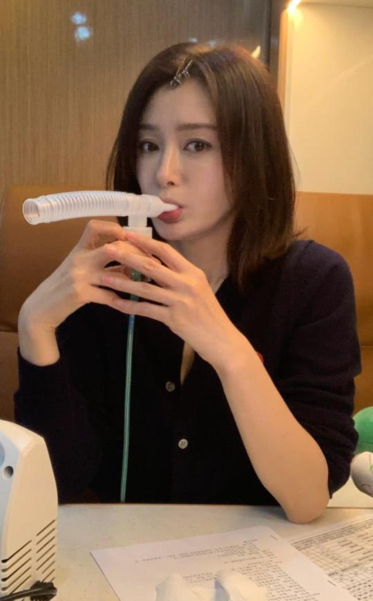 秦岚真是仙女，自拍只开一级美颜，眼睛就大得像弹珠，粉丝沸腾