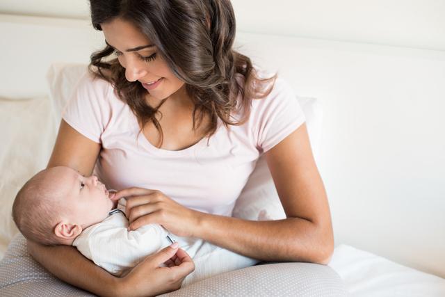 如何控制新生儿母乳量