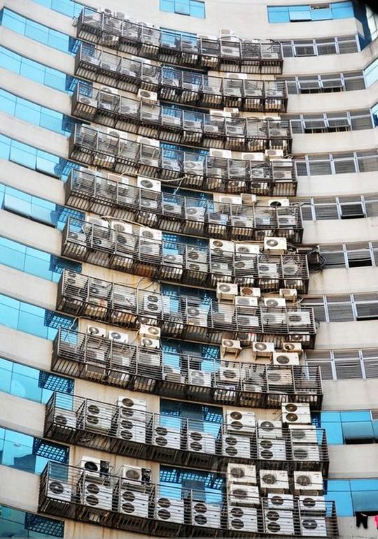 看看开发商预留的空调外机位，安装师傅欲哭无泪，别再嫌收费高了