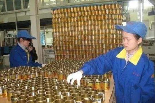 55岁工厂老太退休，和儿子靠易拉罐创业，现今已是两百亿富豪