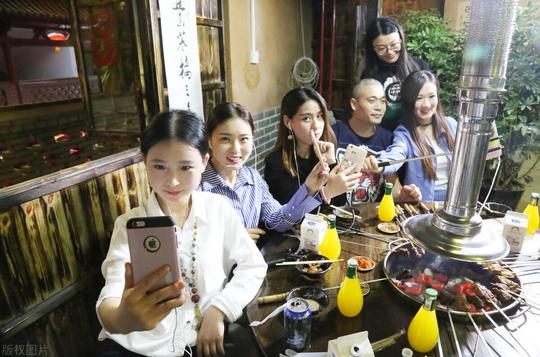 别瞧不起小生意，小姑娘摆摊卖烧烤三个月盈利62万，学会你也可以