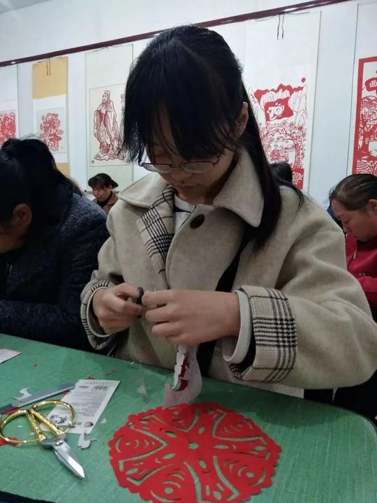 技能培训暖人心巾帼创业在行动——黎城县特邀剪纸非遗传承人授课