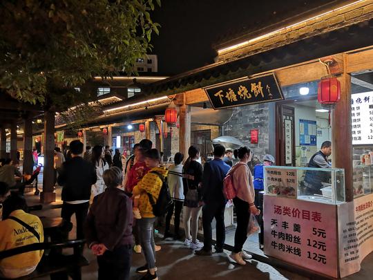 夜色斑斓霓虹璀璨下的罍街，被誉为安徽餐饮第一街，吃货的天堂